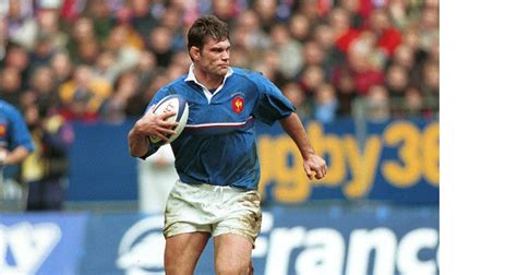 Portrait de Fabien Pelous sur un terrain de rugby