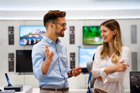 Conseillers en magasin avec un client