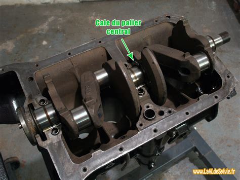 Vue rapprochée d'un moteur en cours de remontage