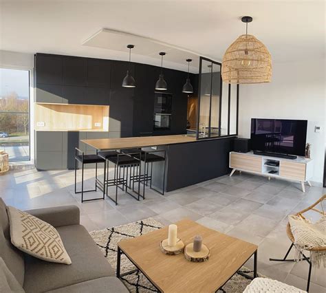Intérieur du gîte avec la cuisine et le salon