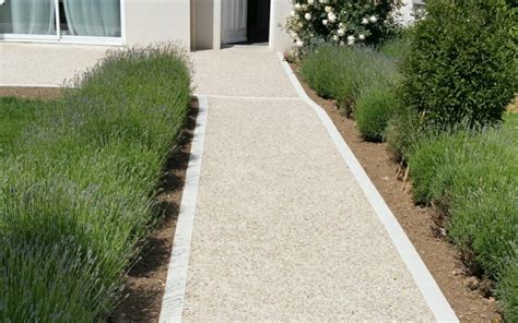 Bordures en béton grises délimitant une allée