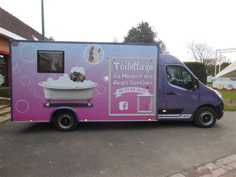 Dessin stylisé d'un camion de toilettage avec des animaux joyeux