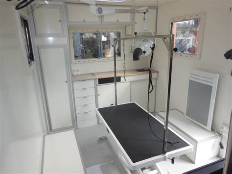 Intérieur d'un camion de toilettage avec équipement moderne