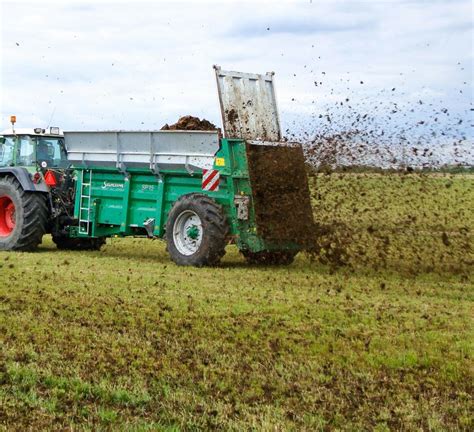 Champ agricole avec un épandeur à fumier