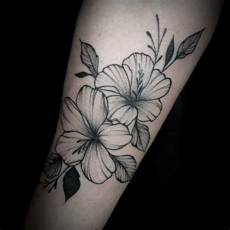 Tatouage hibiscus polynésien stylisé
