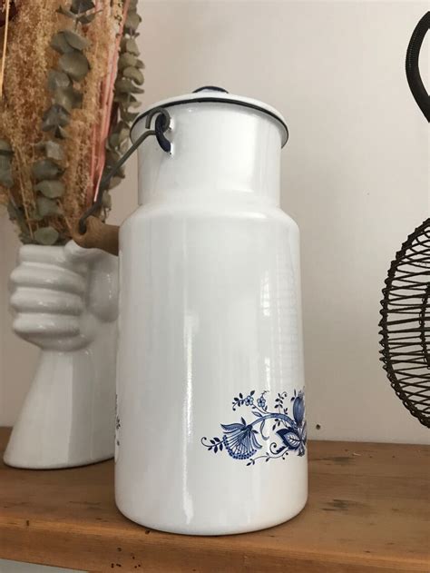 Illustration d'un pot à lait ancien et d'un pot à lait moderne