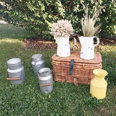 Exemple d'une cuisine décorée avec des pots à lait utilisés comme rangements