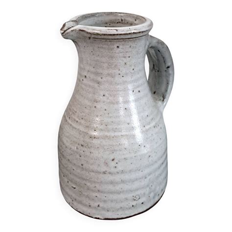 Divers pots à lait en différentes matières (métal, céramique, grès)