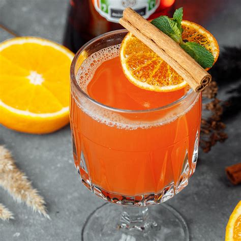Cocktail à base d'hibiscus avec des tranches d'orange et des glaçons