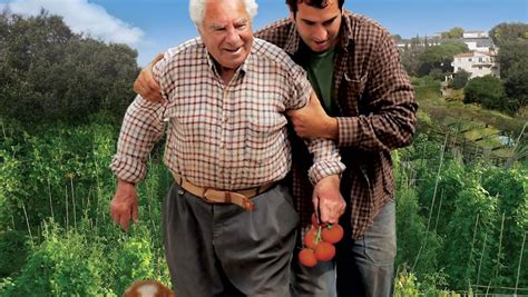 Martin Esposito filmant son grand-père dans le potager