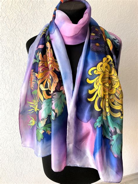 Exemple de foulard en soie peint avec des motifs floraux bleus