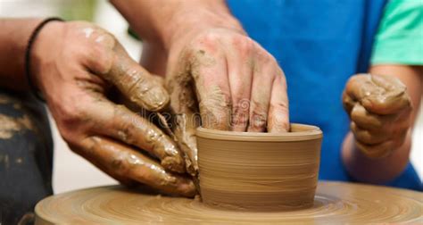 Mains façonnant de l'argile sur un tour de potier