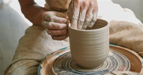 Pétrissage de l'argile par un potier