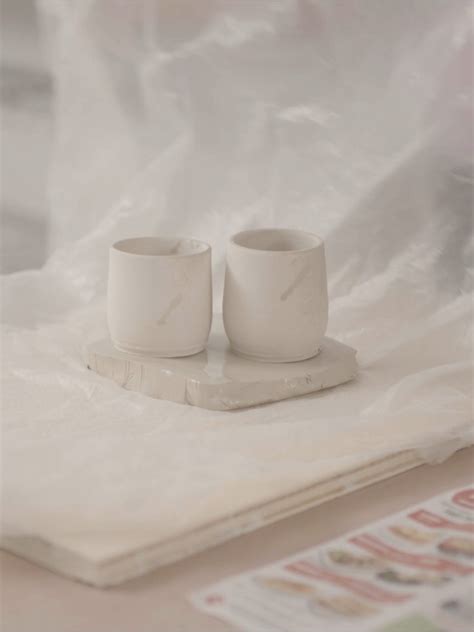 Pièces d'argile en cours de séchage sous plastique