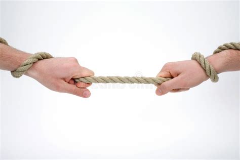 une main tenant fermement une corde solide