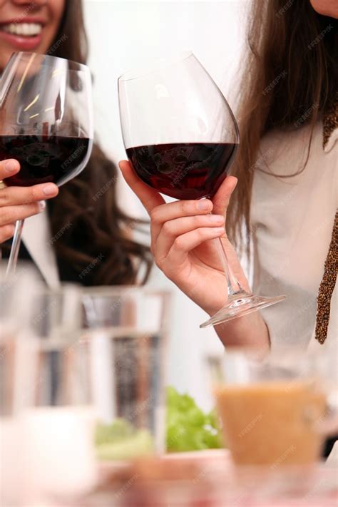 Personnes dégustant du vin rouge