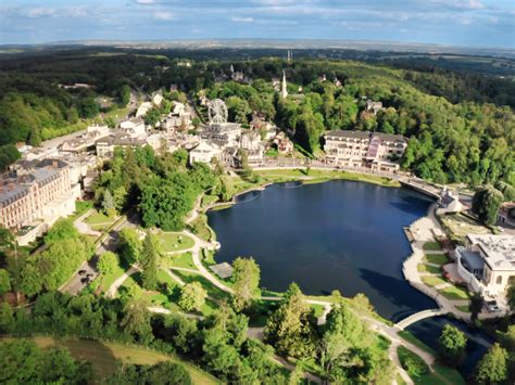 Vue générale de Bagnoles de l'Orne avec les thermes
