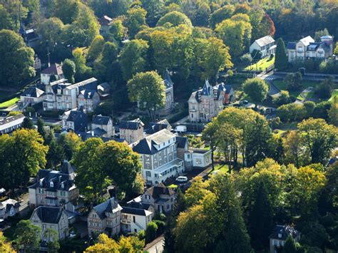Vue des hôtels et résidences à Bagnoles de l'Orne