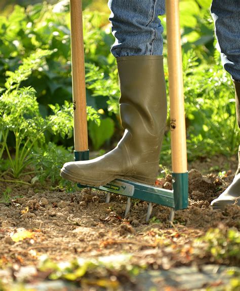 Image d'une grelinette Biogrif' naturOvert de Leborgne en action dans un jardin