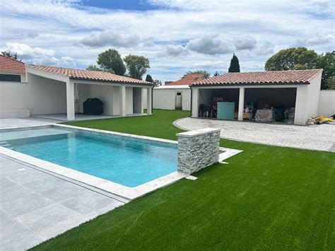 Enfants jouant sur du gazon synthétique dans un jardin