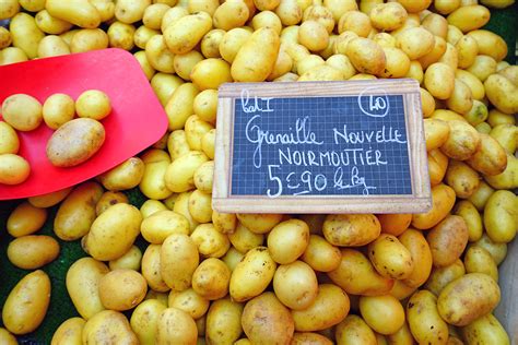 Pommes de terre primeurs de l'Île de Ré dans une bourriche
