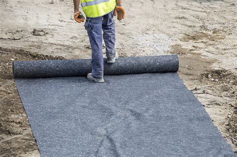 Schéma d'installation d'une toile géotextile dans un jardin