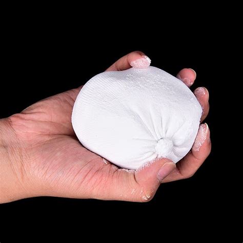 Boule de magnésie dans la main d'un grimpeur