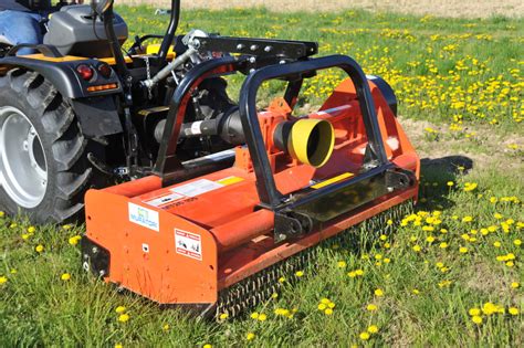 Broyeur à fléaux sur un tracteur