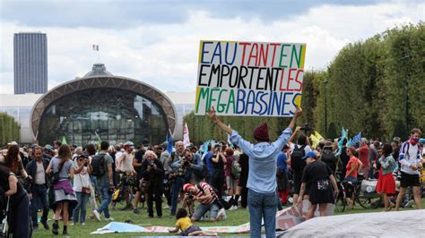 Manifestation contre les bassines
