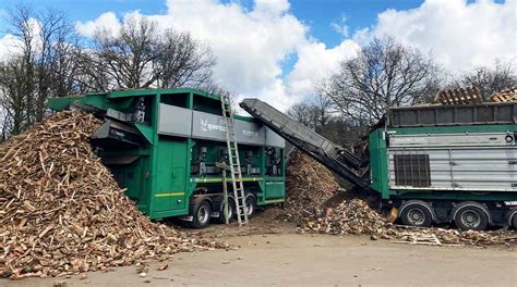 Matériel de compostage : broyeur, crible et chargeuse