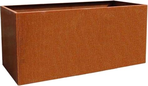 Gros plan sur une jardinière en acier Corten avec une texture rouille visible