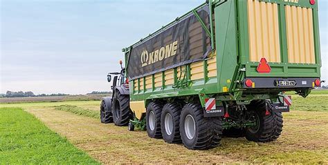 Remorque autochargeuse KRONE ZX en cours de chargement
