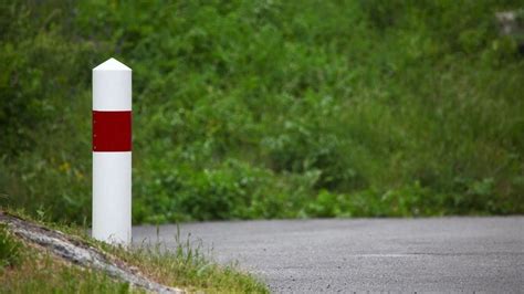 image d'une balise bien entretenue sur le bord de la route