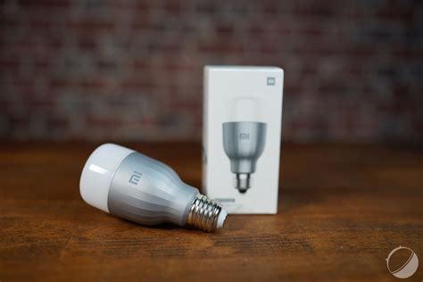 Ampoule intelligente Xiaomi Mi LED Smart Bulb connectée à un smartphone