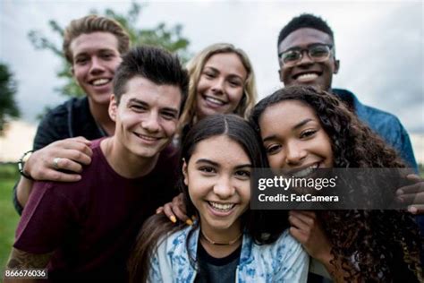 Le groupe d'adolescents avec Wael