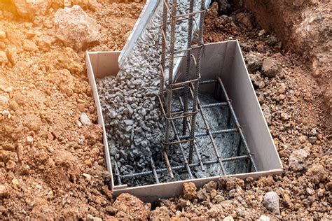 Coulage du ciment dans un moule