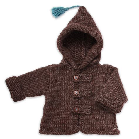 une veste tricotée pour bébé avec des détails de bordures et de boutons