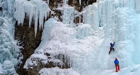 Panorama hivernal des cascades de glace gelées dans le vallon de Ceillac