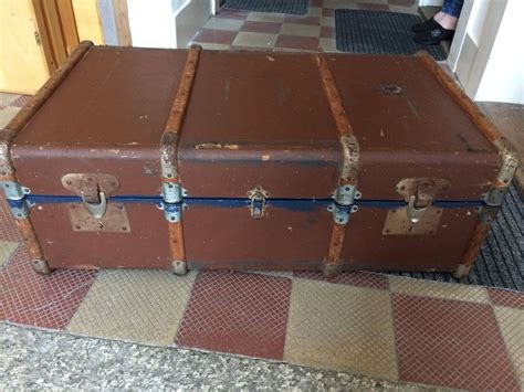 Valise ancienne servant de jardinière pour géraniums