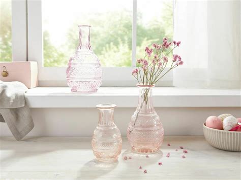 Bouquet de géraniums colorés dans des petits vases