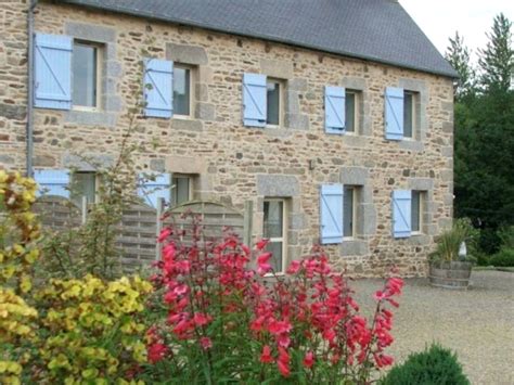 Façade du Gîte Les Hortensias à Aigrefeuille avec son parc