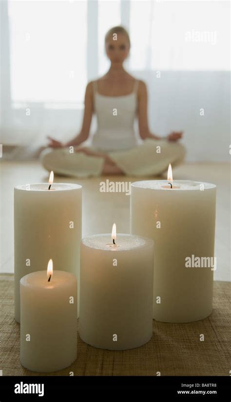 Femme méditant avec des bougies