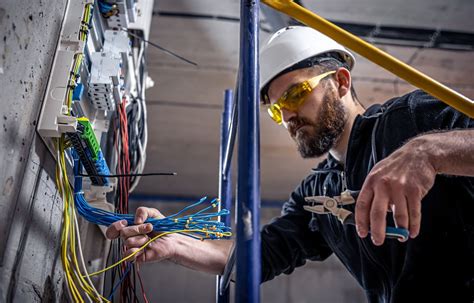 Électricien en train de vérifier une installation électrique