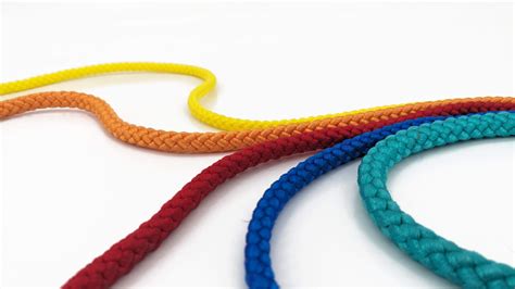 Comparaison entre une corde en nylon et une corde en chanvre