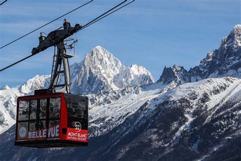 Vue extérieure de La Fruitière Les Houches face au téléphérique de Bellevue
