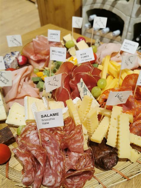 Assortiment de fromages et de charcuteries pour une raclette