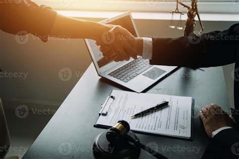 personnes discutant de documents juridiques