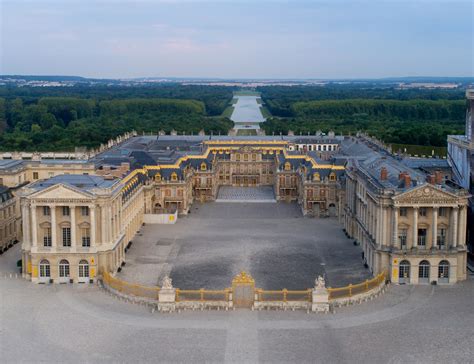 Château de Versailles sous le soleil, mettant en valeur la dorure