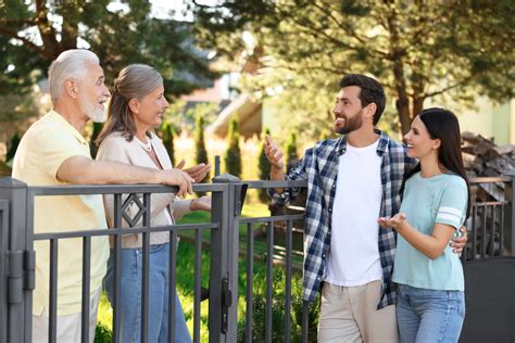 Voisins souriants échangeant dans un jardin