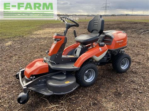 Tracteur tondeuse Husqvarna naviguant autour d'obstacles